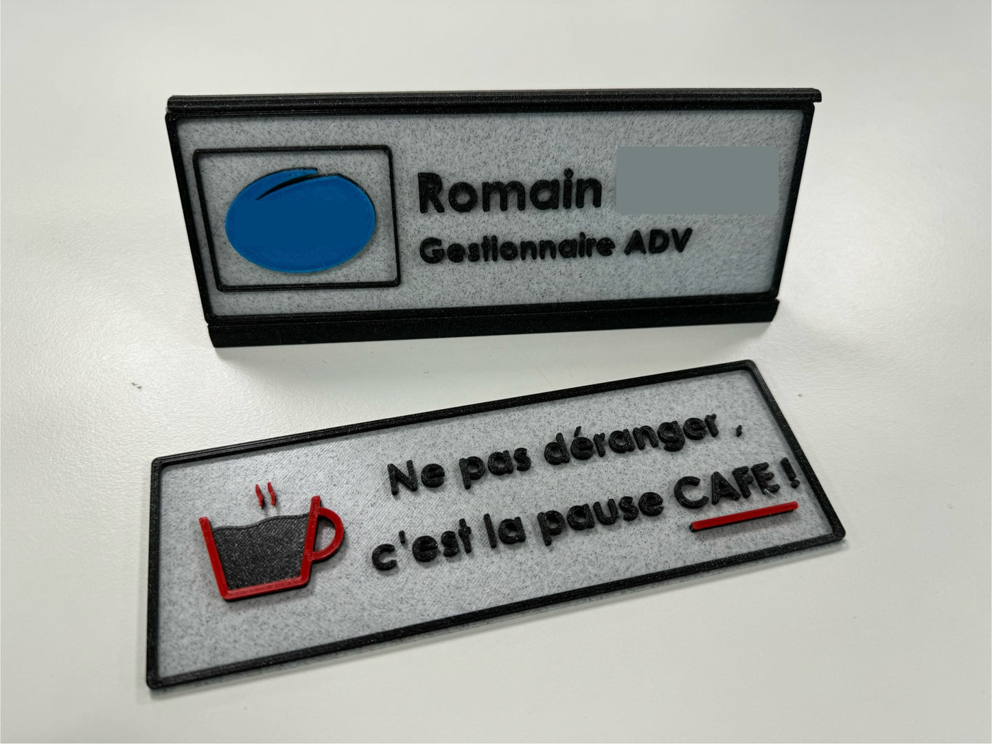 Plaque de bureau customisée avec son socle - Impression 3D